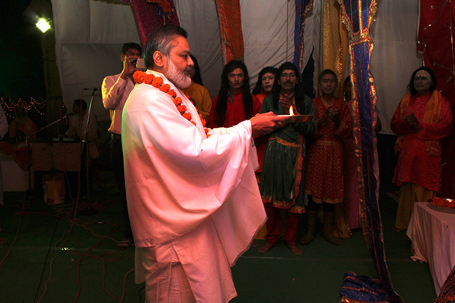 Brahmachari Girish Ji is performing Aarti of Bhagwan Vishnu and MahaLakshmi Devi at Shri Raam Leela, Bhopal